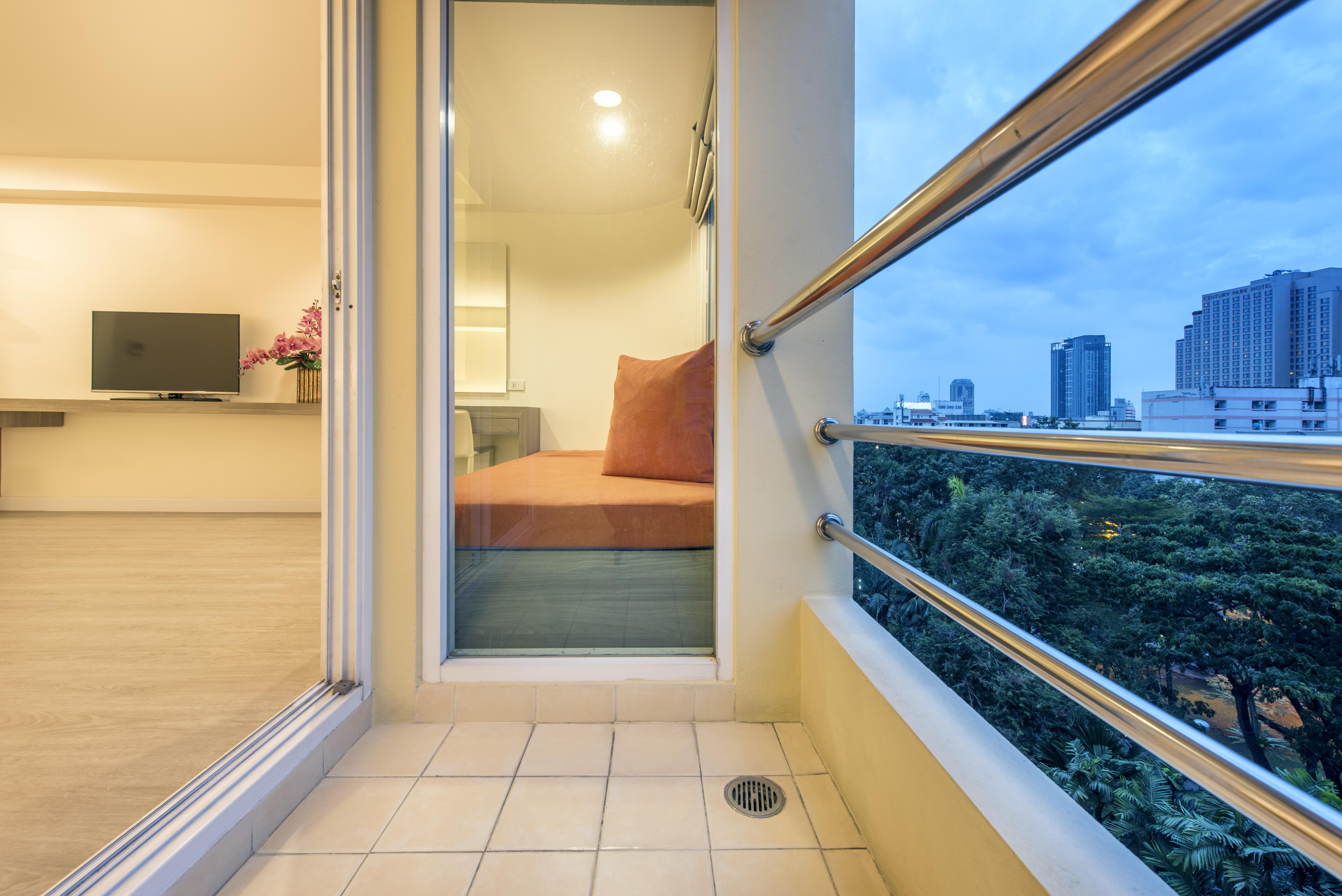 Le Tada Residence Bangkok Bagian luar foto